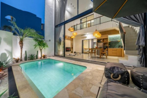 Villa Arcelio Luxury 2BR Villa Steps from Restaurants and Gym
